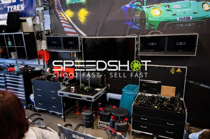 Boxengasse beim 24h Rennen 2025