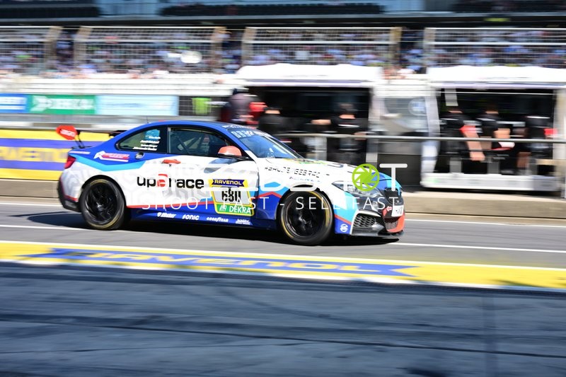 Fahrzeug in der Boxengasse