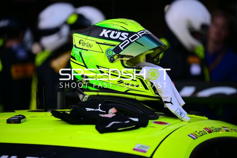 Rennhelm auf Porsche in der Boxengasse