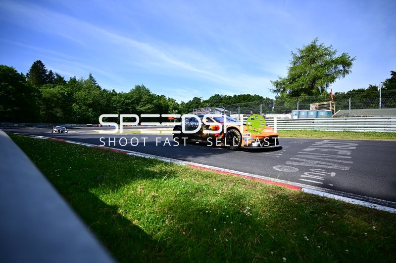 Rennfahrzeug auf der Rennstrecke