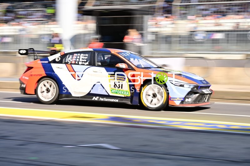 Fahrzeug auf der Rennstrecke