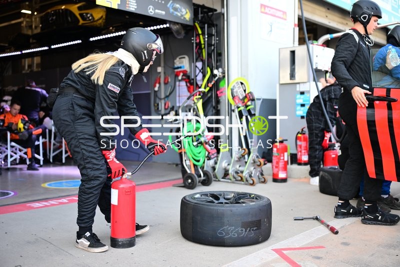 Boxengassen-Szene beim 24h Rennen 2025 Nürburgring
