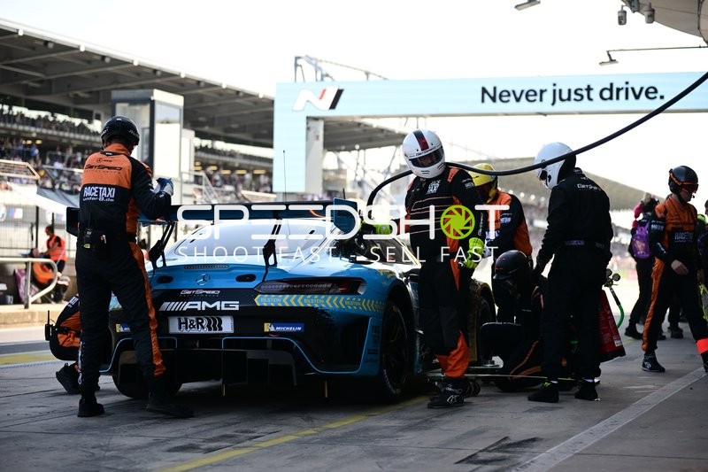 Rennfahrzeug in der Boxengasse