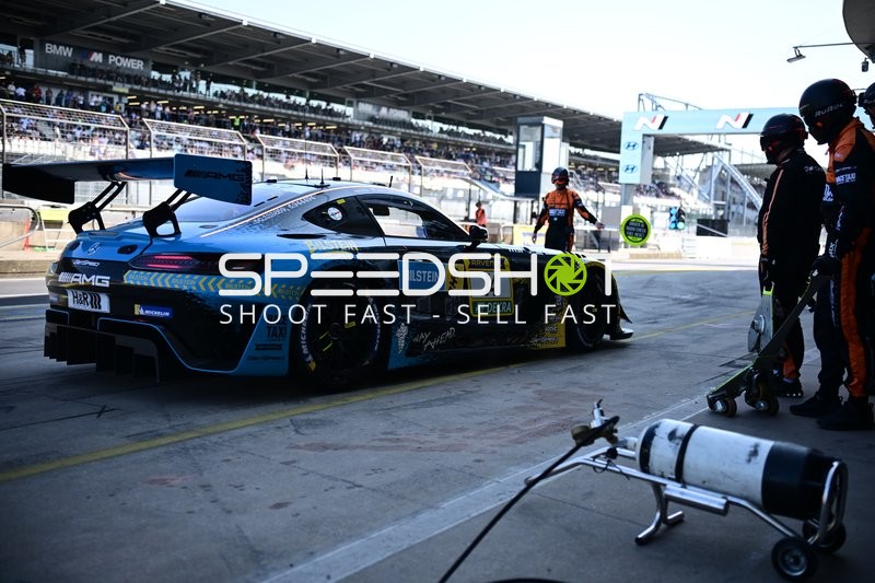 Rennfahrzeug in der Boxengasse