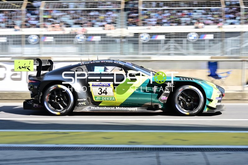 Rennfahrzeug in der Boxengasse