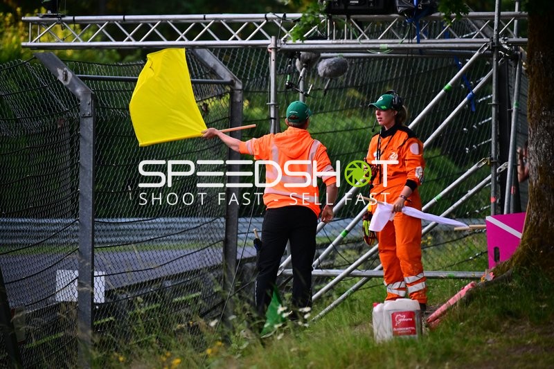 Streckenposten mit Flaggen am Nürburgring