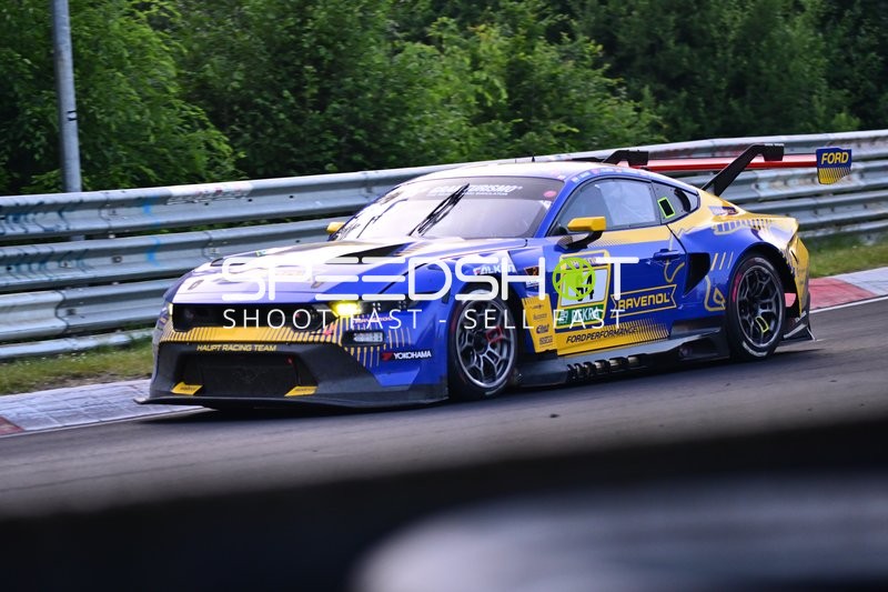 Rennfahrzeug auf der Rennstrecke