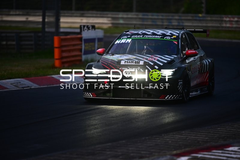 Rennfahrzeug auf der Rennstrecke