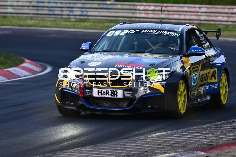 Fahrzeug #665 auf der Rennstrecke