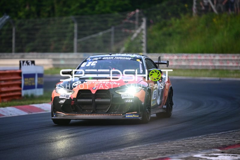 BMW M4 GT4 auf der Rennstrecke