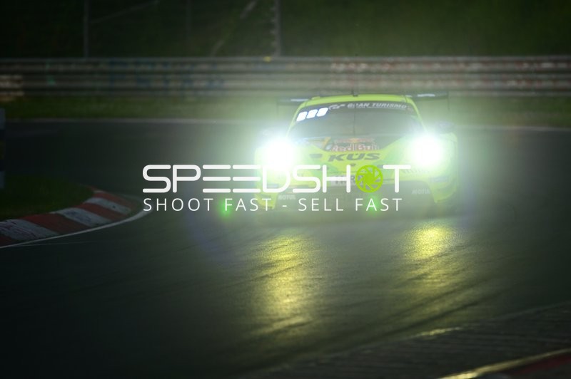 Rennfahrzeug in der Nachtkurve