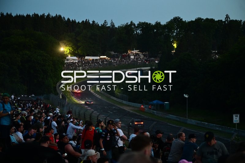 Rennwagen auf Strecke