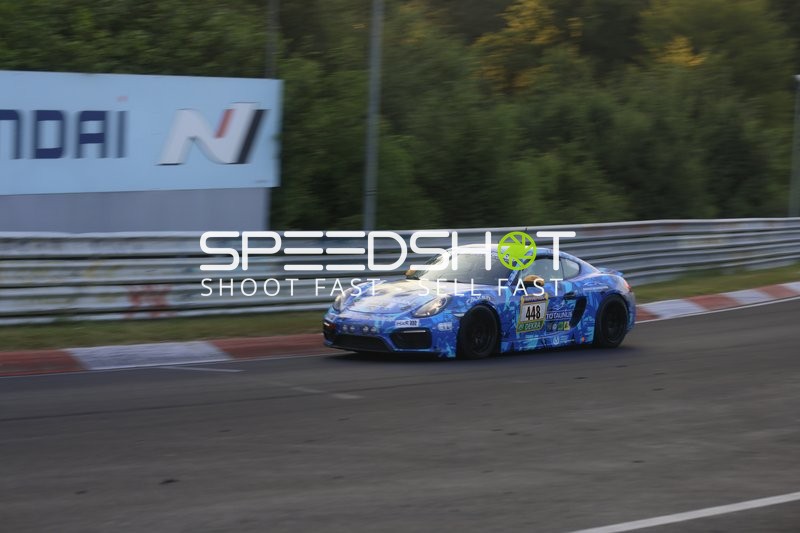 Rennfahrzeug auf der Rennstrecke