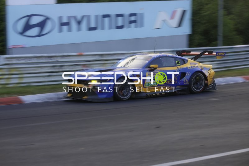 Rennfahrzeug auf der Rennstrecke