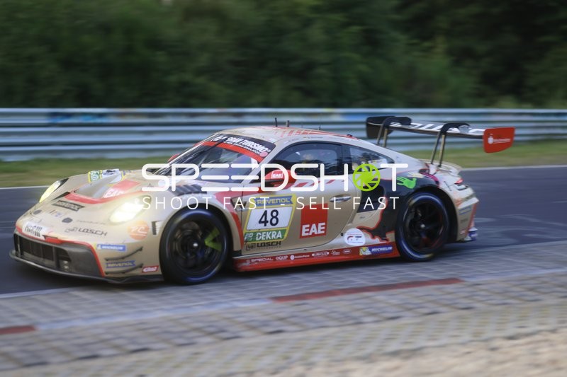 Rennfahrzeug auf der Rennstrecke