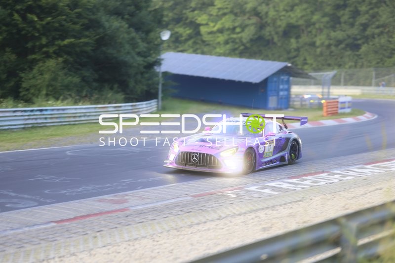 Mercedes-AMG Team GetSpeed Rennfahrzeug auf der Rennstrecke