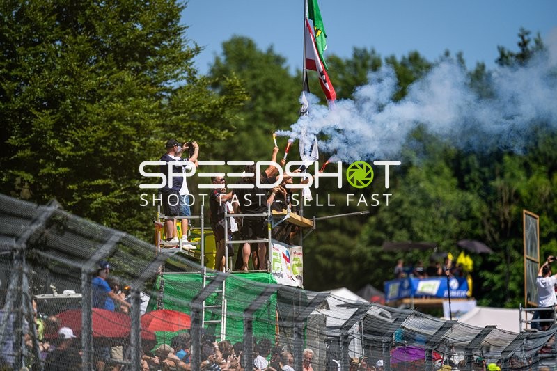 Fans feiern an der Rennstrecke