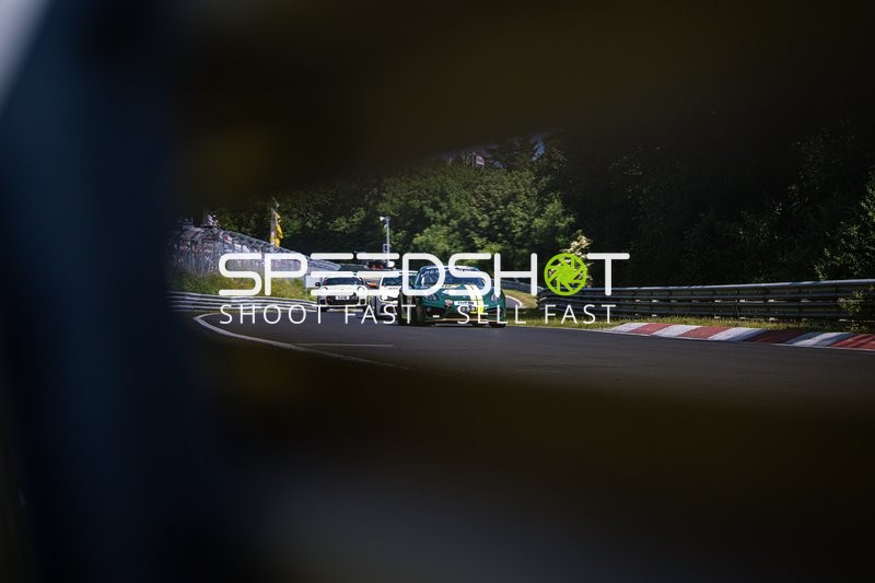 Mehrere Rennfahrzeuge auf der Rennstrecke