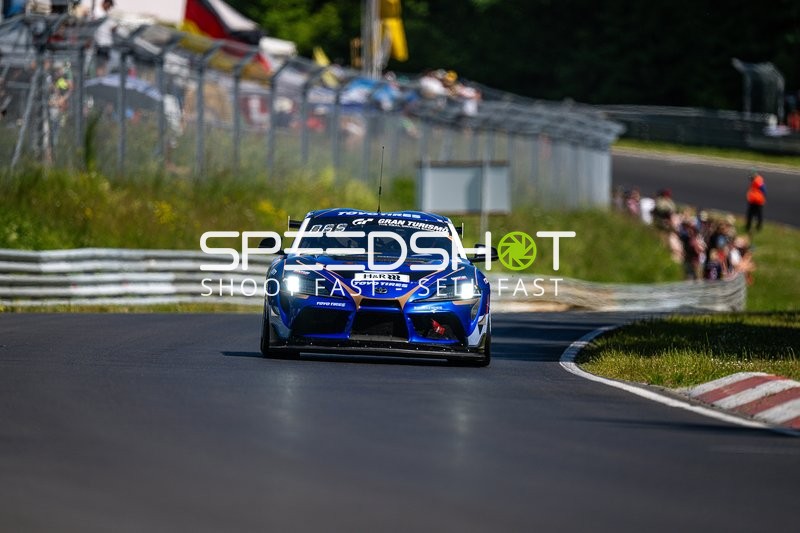 Rennfahrzeug auf der Rennstrecke