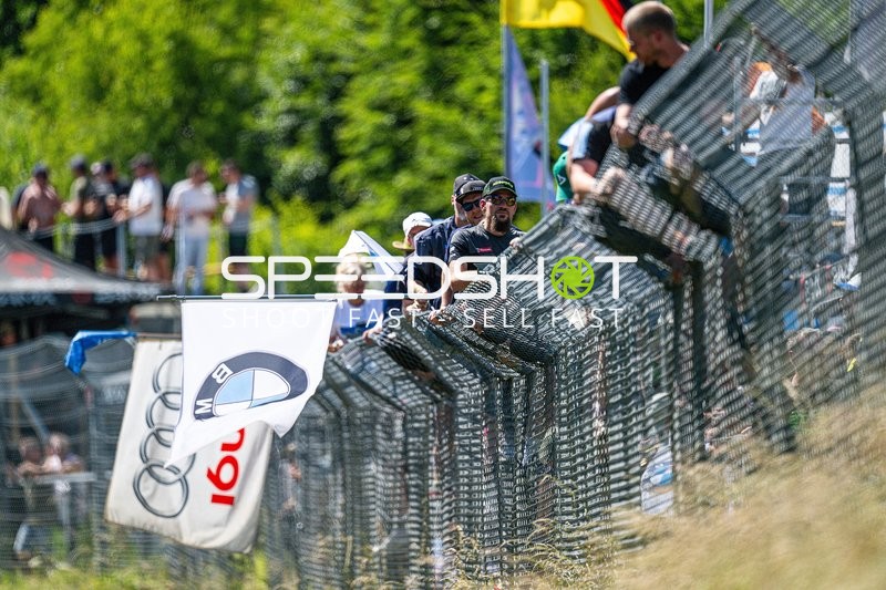 Zuschauer beim 24h Rennen 2025