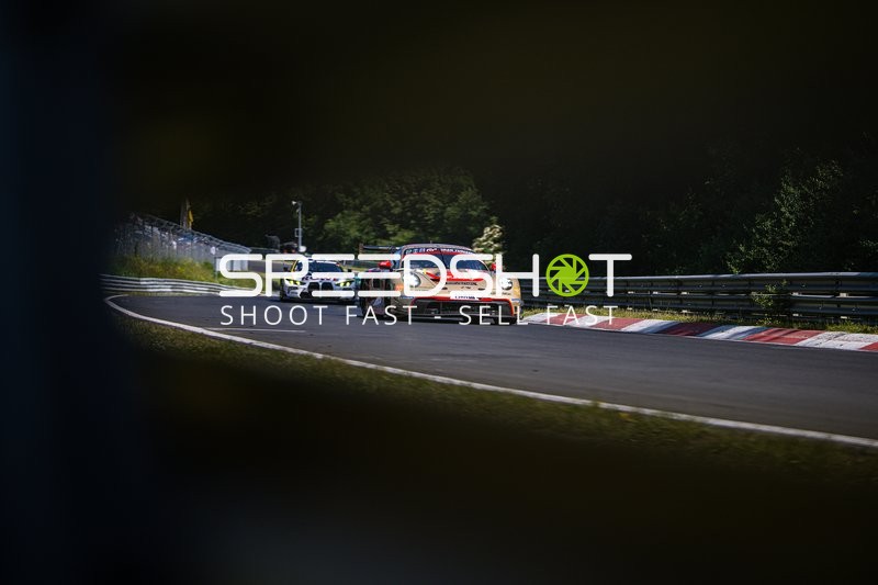 Zwei Rennfahrzeuge auf der Rennstrecke