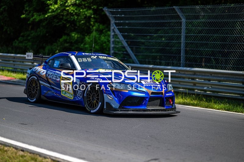 Fahrzeug auf der Rennstrecke