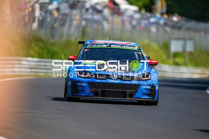 Rennwagen auf Strecke