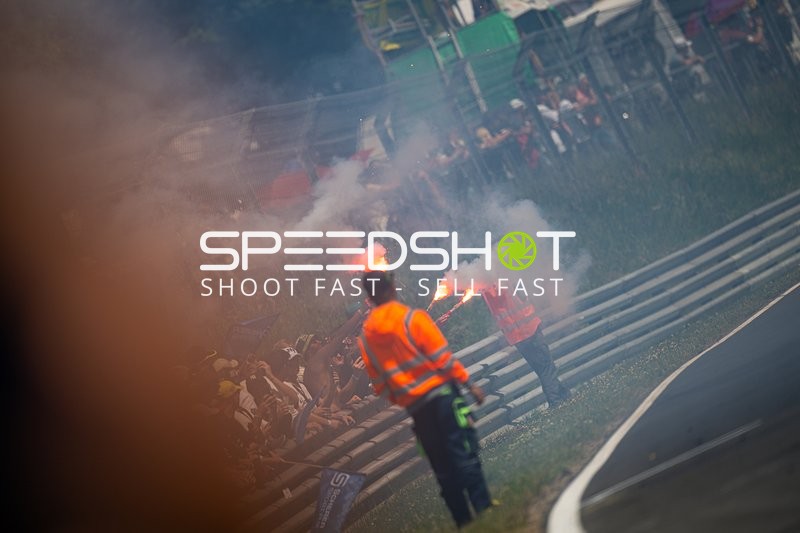 Fans mit Fackeln am Nürburgring