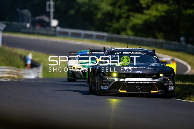 Rennwagen auf Strecke