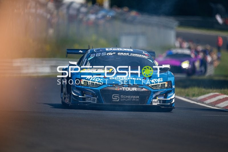 Fahrzeug auf der Rennstrecke