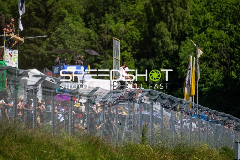 Zuschauer beim 24h Rennen 2025