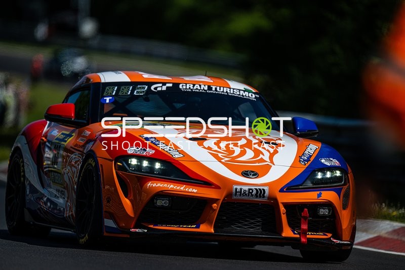 Rennfahrzeug auf der Rennstrecke