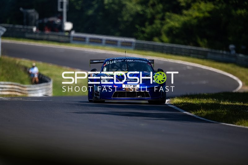 Rennfahrzeug auf der Rennstrecke