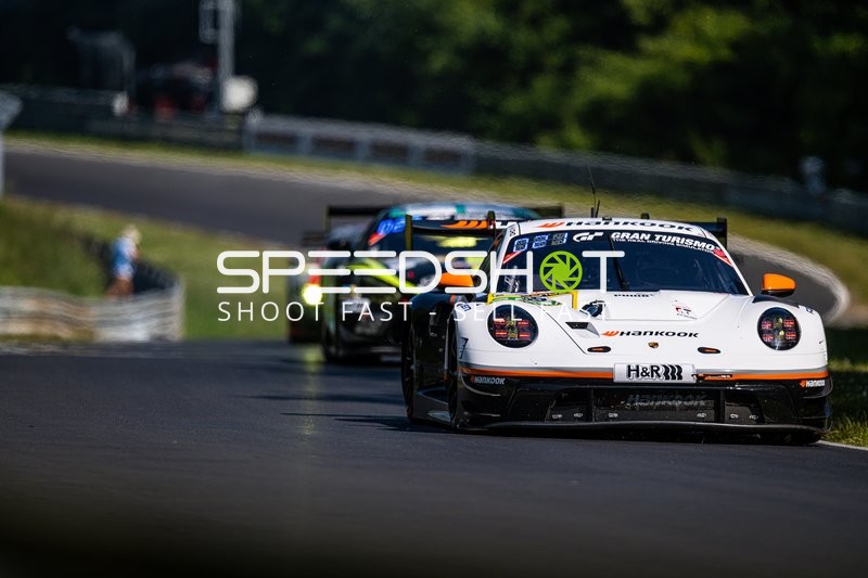 Zwei Fahrzeuge auf der Rennstrecke