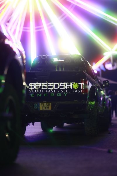 Rennfahrzeug bei Nacht am Nürburgring