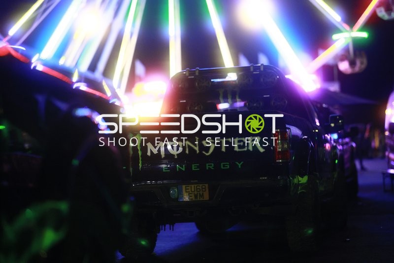 Fahrzeug mit Monster Energy Logo