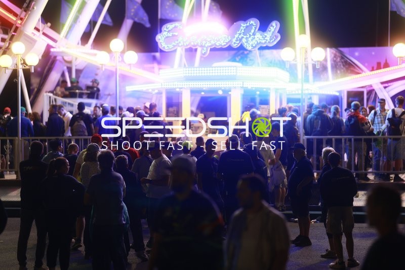 Menschenmenge vor Fahrgeschäft