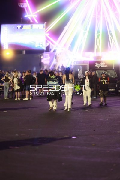 Menschen laufen auf Straße