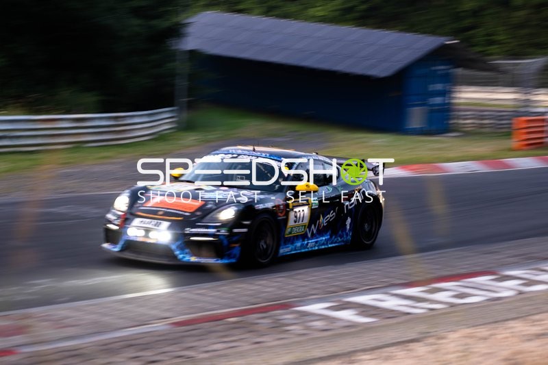 Fahrzeug auf der Rennstrecke