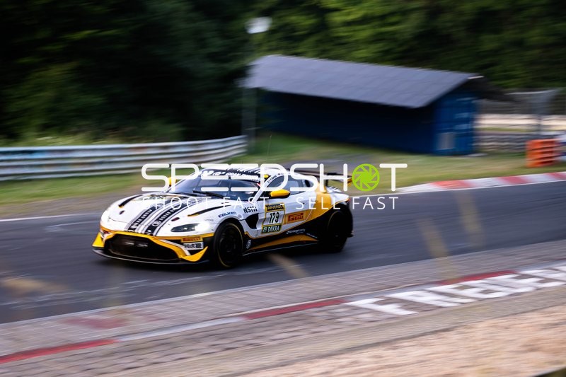 Rennfahrzeug auf der Rennstrecke