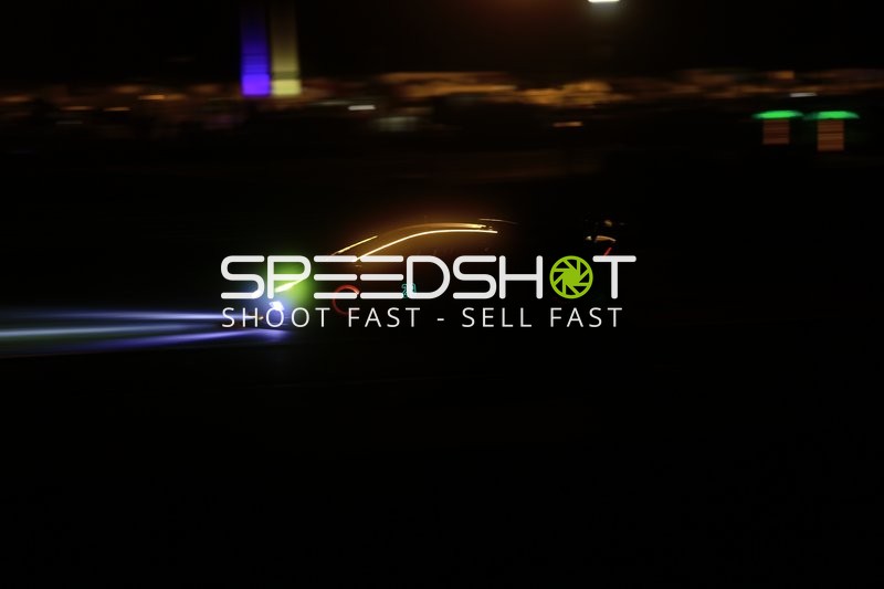 Rennfahrzeug bei Nacht am Nürburgring