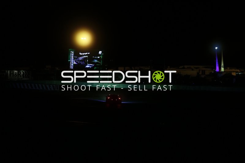 Rennfahrzeug bei Nacht am Nürburgring