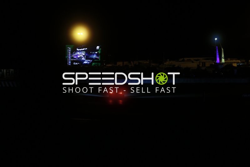 Rennfahrzeug bei Nacht am Nürburgring