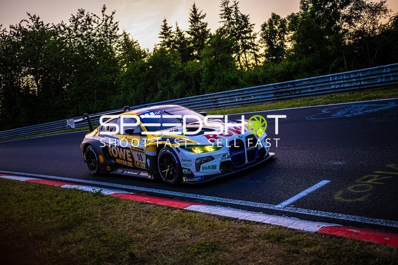 Rennfahrzeug von ROWE RACING auf der Strecke