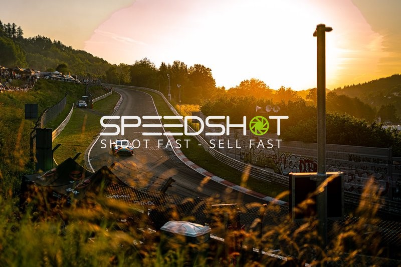 Rennwagen auf Strecke