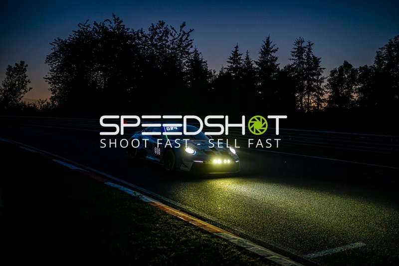 Rennfahrzeug auf der Strecke bei Nacht