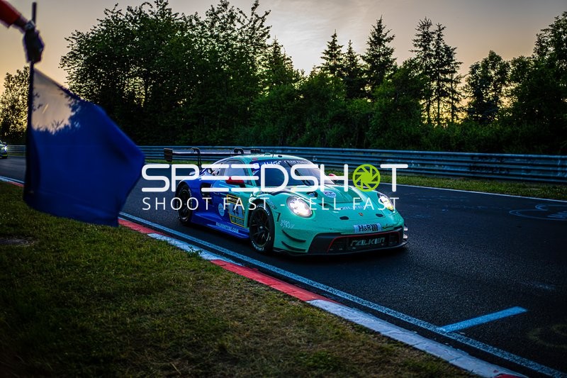 Dennis Marschall (44, Falken Motorsports) mit Flagge