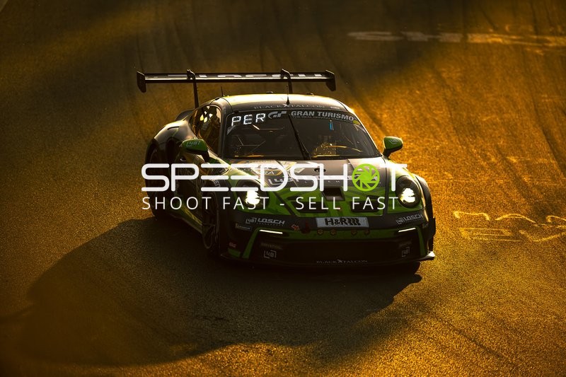 Rennfahrzeug auf der Rennstrecke