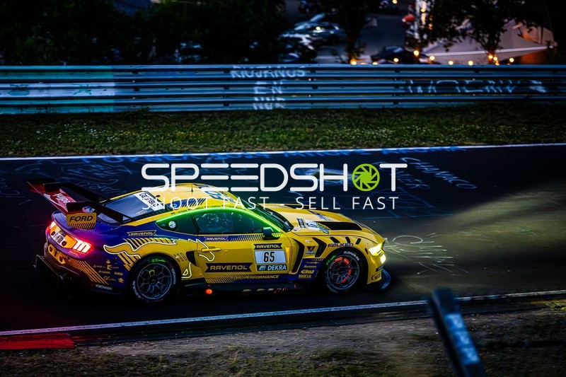 Fahrzeug #65 auf der Rennstrecke