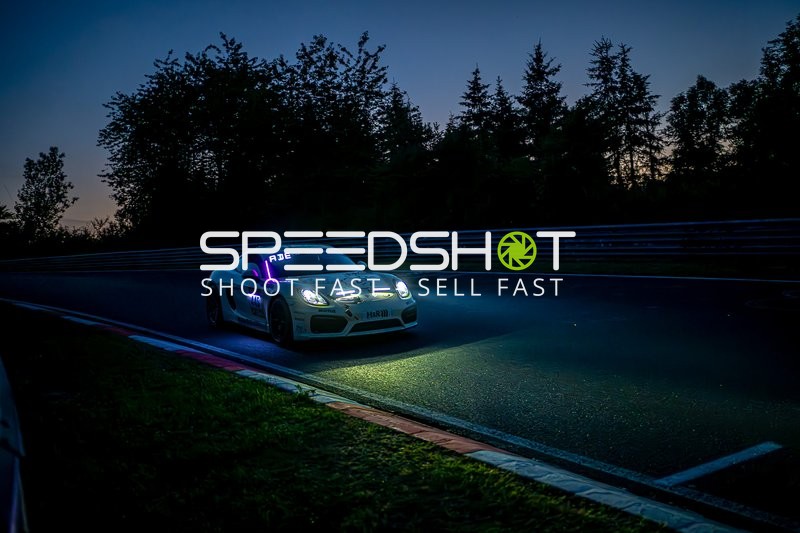 Rennfahrzeug bei Nacht am Nürburgring